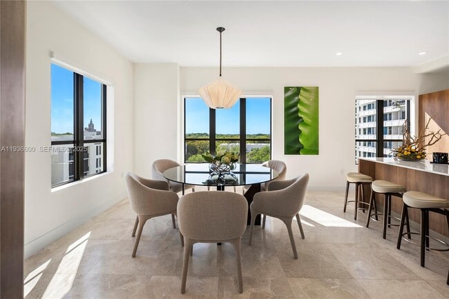 Building Photo - 701 Valencia Ave