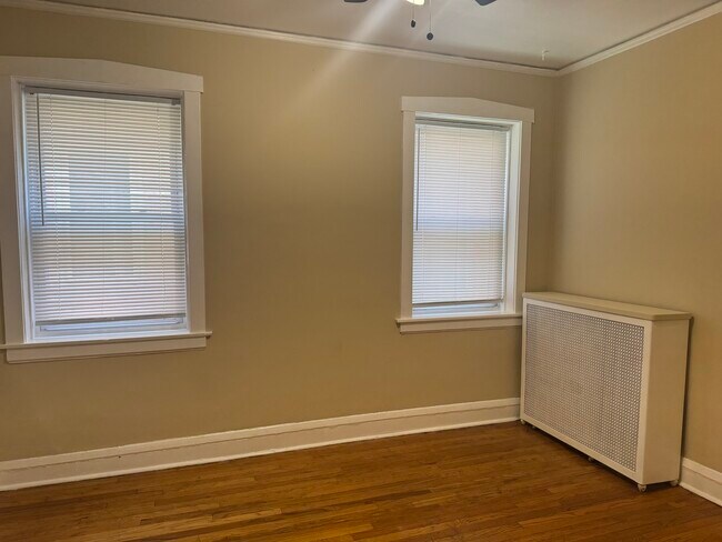 Building Photo - 4421 W Wrightwood Ave
