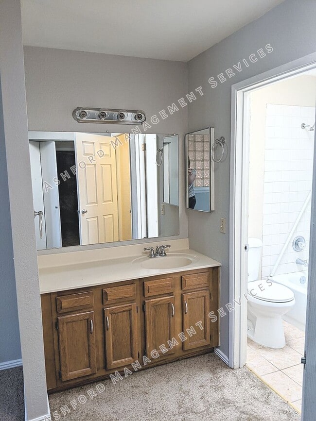Building Photo - COMING SOON! 3 BEDROOM 3 BATH END UNIT TOW...