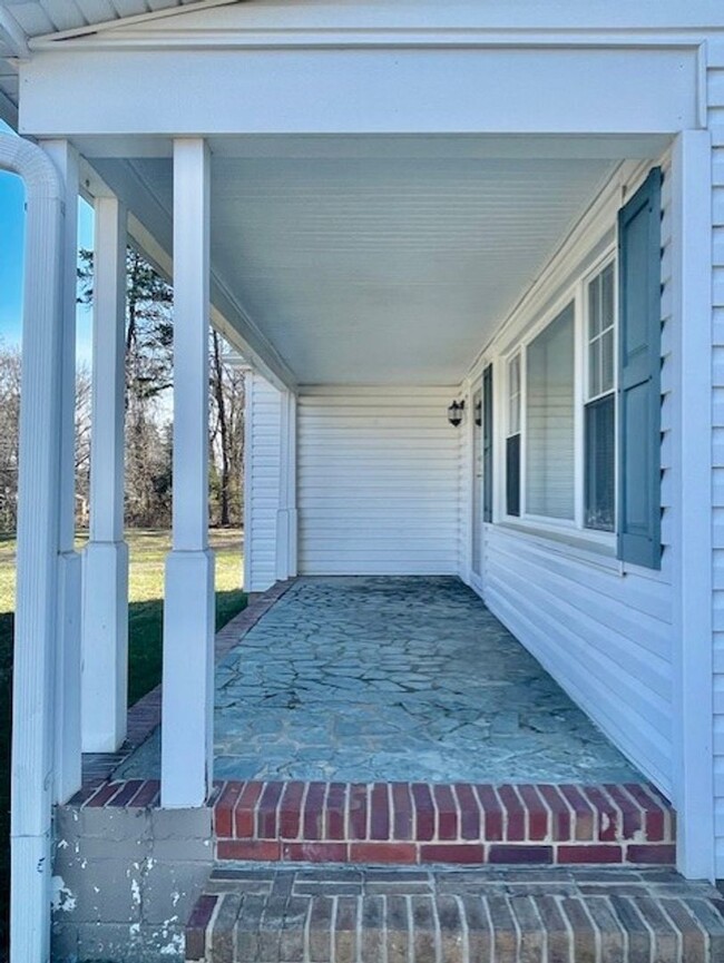 Building Photo - Welcome to this charming 2-bedroom, 1-bath...