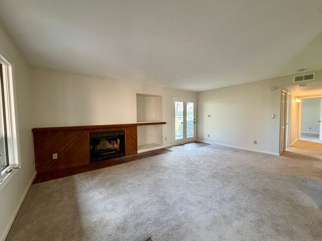 Building Photo - First Floor 2 bedroom condo