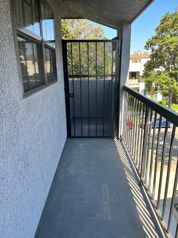 Building Photo - 514 E Valencia Ave