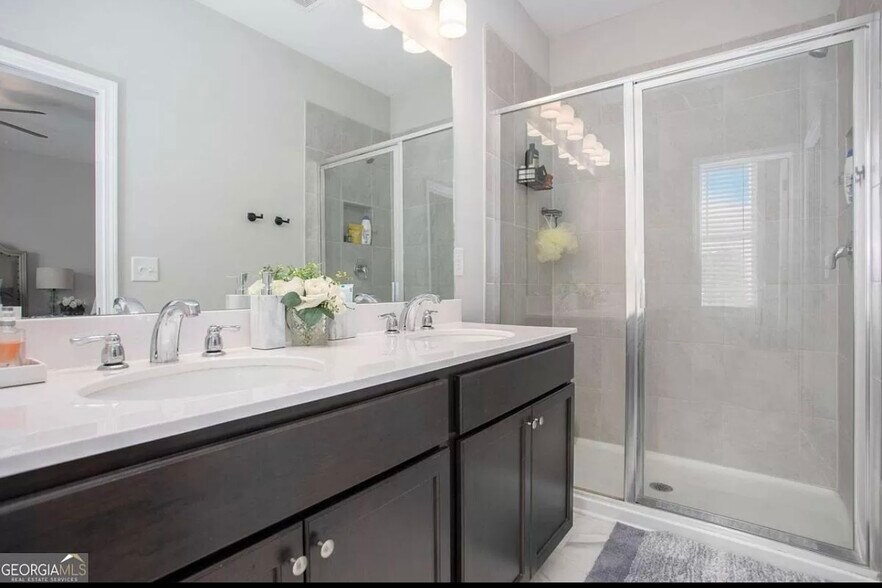 Master bathroom upstairs - 1961 James Red Moore Blvd