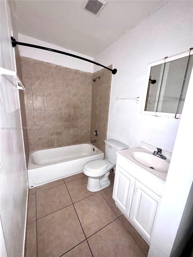 Building Photo - 14140 NE 2nd Ct