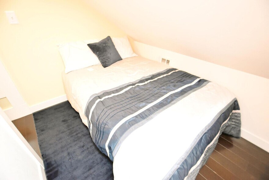 Building Photo - 1012 N Lawrence St