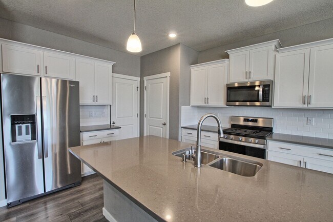 Building Photo - 6 bed 4 bath 3 car garage Crystal Valley Ranch house