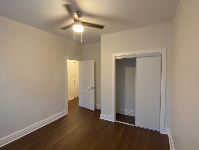 Building Photo - 1425 W Albion Ave