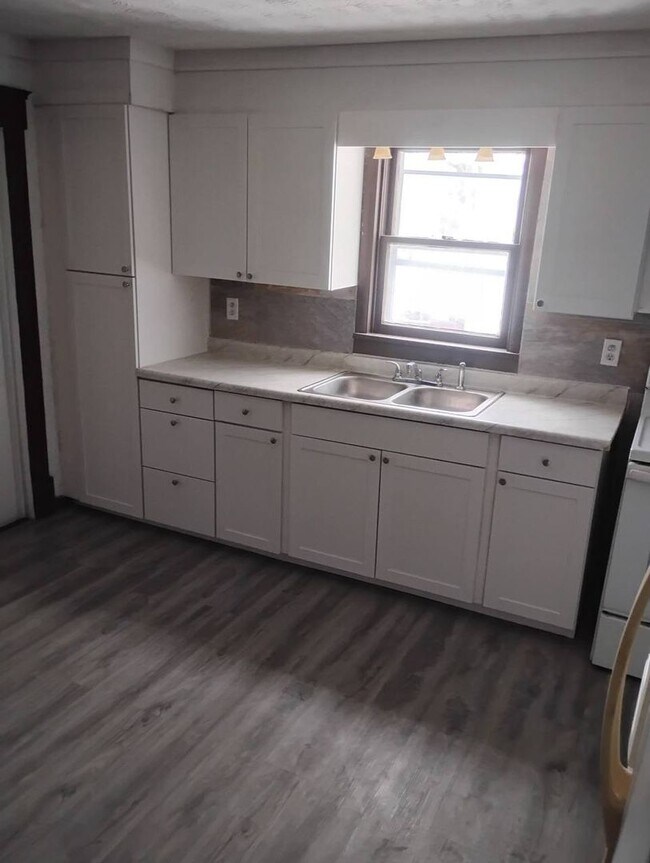 Building Photo - Spacious & Affordable 3-Bedroom Home - New Carpet and New Kitchen