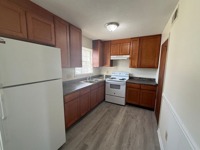 Building Photo - Two bedroom, 1.5 bath in Graham--McAden Pl...