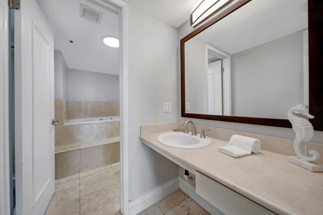 Building Photo - 1717 N Bayshore Dr