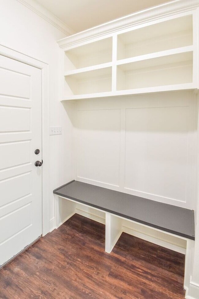 Building Photo - AVAILABLE NOW! Stunning 4 Bedroom 2 Bath i...