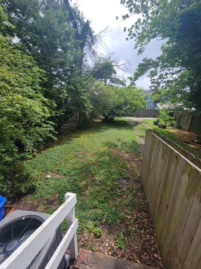 Building Photo - Cute Three Bedroom One and a Half Bath  Duplex in Historic Port Norfolk