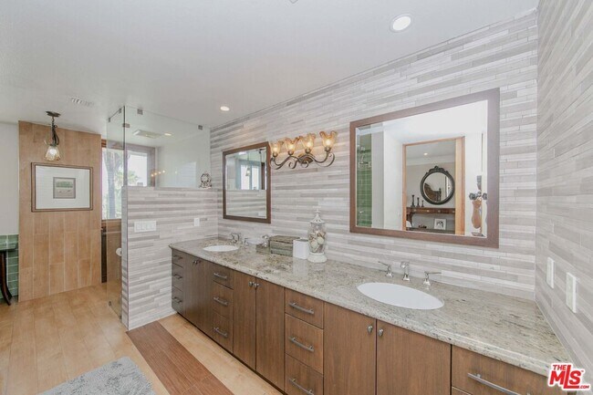 Building Photo - 4460 Wilshire Blvd