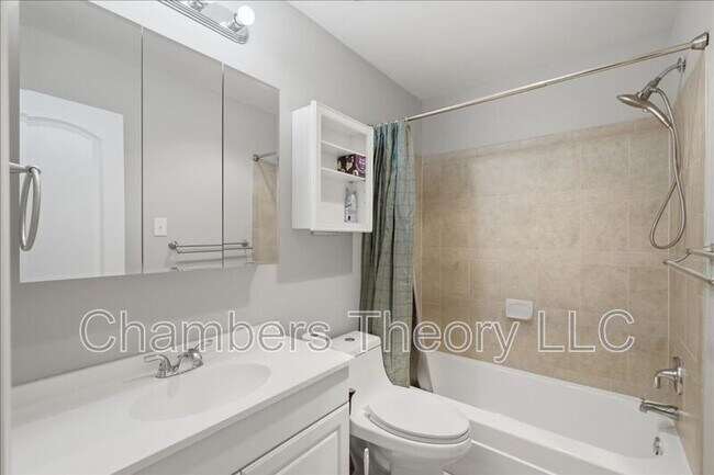 Building Photo - 1521 Colonial Dr
