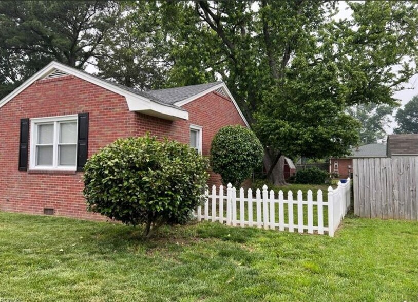 Building Photo - 2754 Greendale Ave