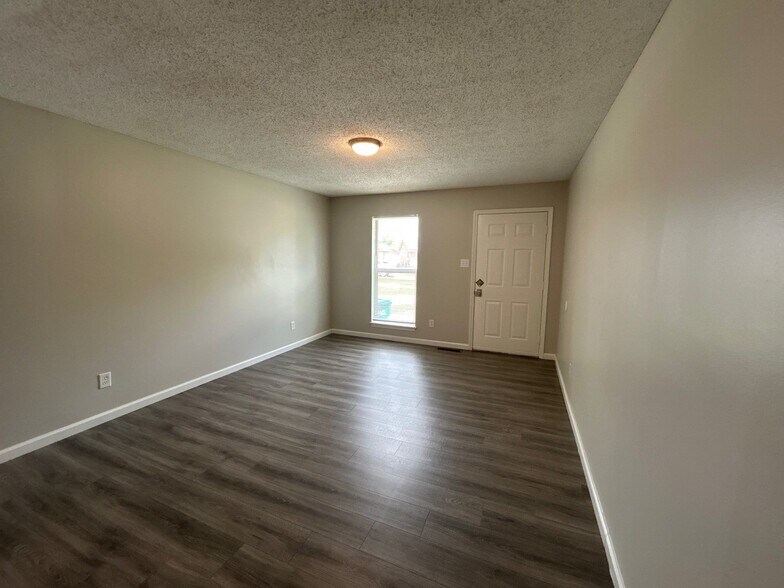 Building Photo - 121 Hillshire Cv