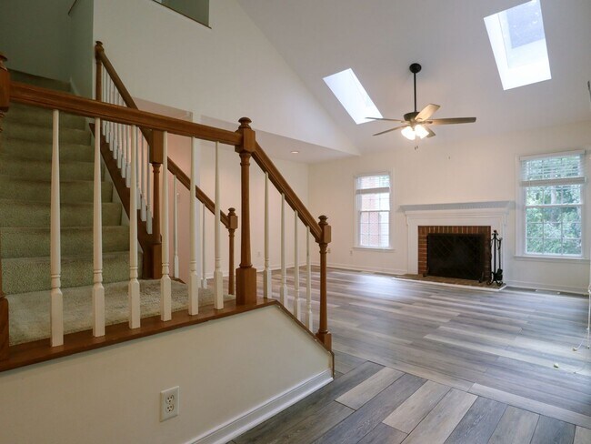 Building Photo - Spacious 4-Bedroom with Fenced Yard, Deck,...
