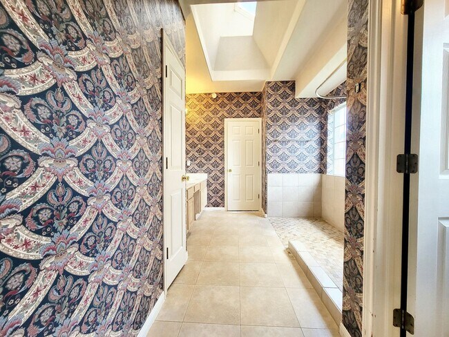 Building Photo - 3/BR, 2/BA Home with Spacious Layout & Lar...
