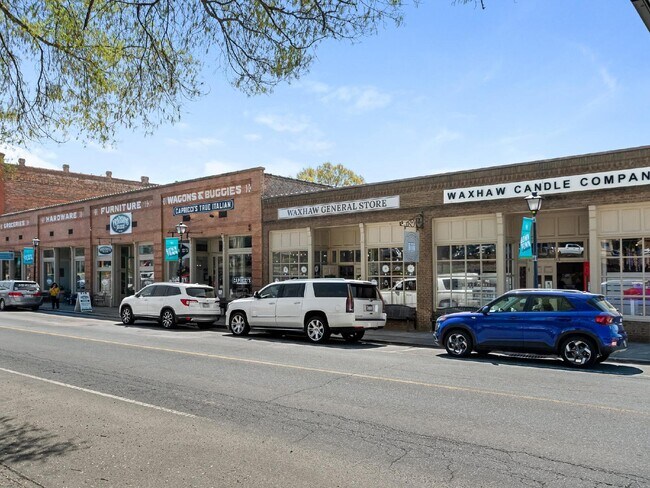 Building Photo - Cutters Spring-Providence Park!