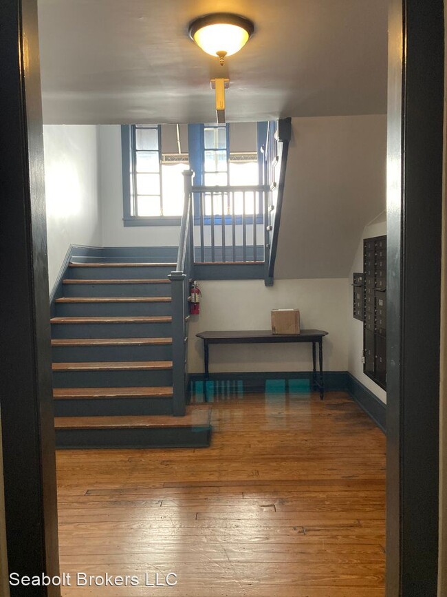 Building Photo - 1 br, 1 bath House - 210 E. State St. #31