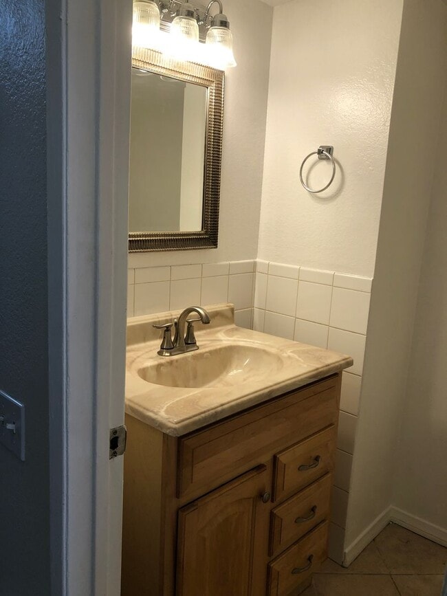 Building Photo - Santa Ana townhome style.  2 bed, 1 1/2 ba...
