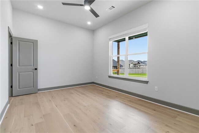 Building Photo - 930 Trestle Ln