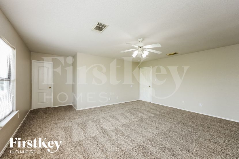 Building Photo - 5060 Viking Coral