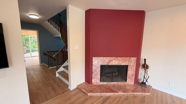 Building Photo - 3Bed/2.5Ba Tri-Level Home with Views, Solar, and Private Yard – Glen Park