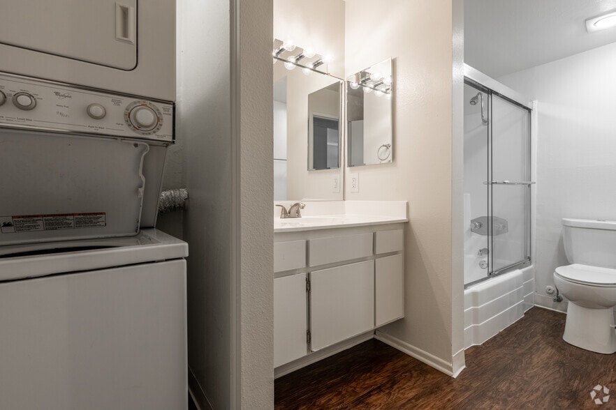 Studio, 1BA - Alsace - 541SF - Bathroom - Versailles on the Lake Apartments