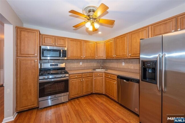 Building Photo - 63 Hickory Way