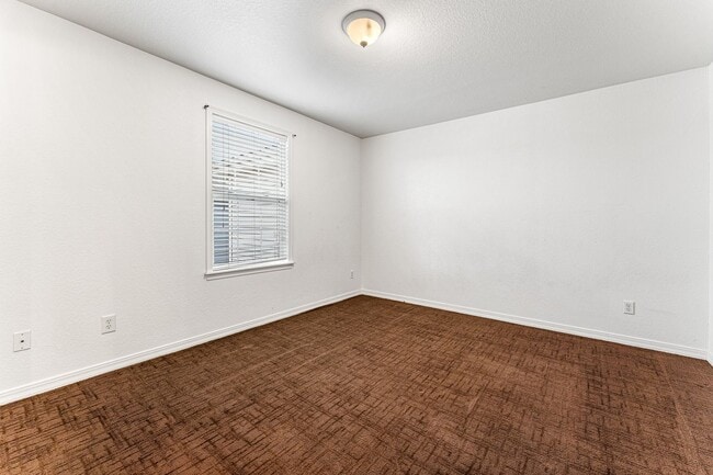 Building Photo - Spacious Home with Two Car Garage and Central A/C!
