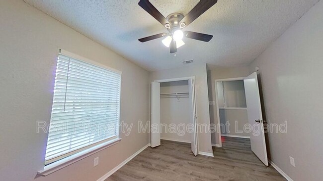 Building Photo - 2902 S Fielder Rd