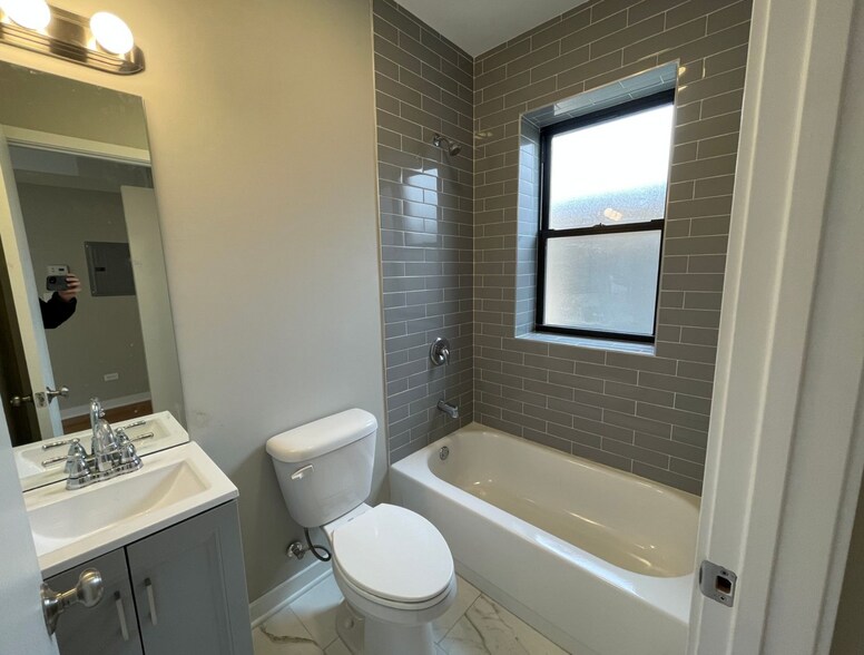 Bathroom - 3225 W Catalpa Ave