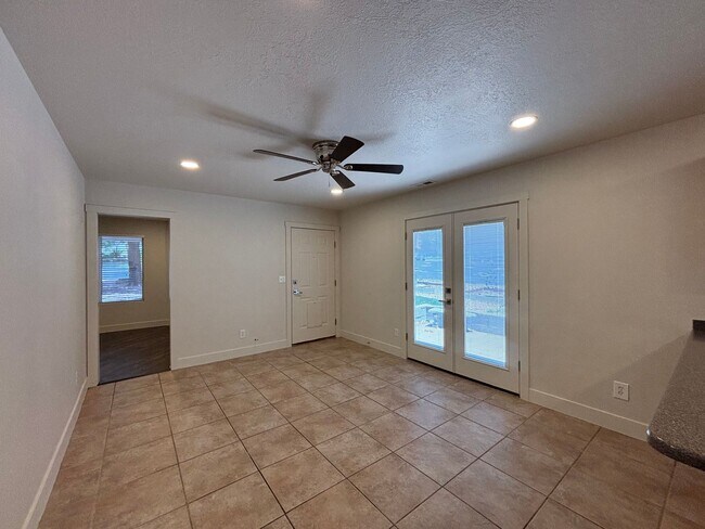 Building Photo - SPACIOUS 2 BEDROOM TOWNHOME FOR RENT!