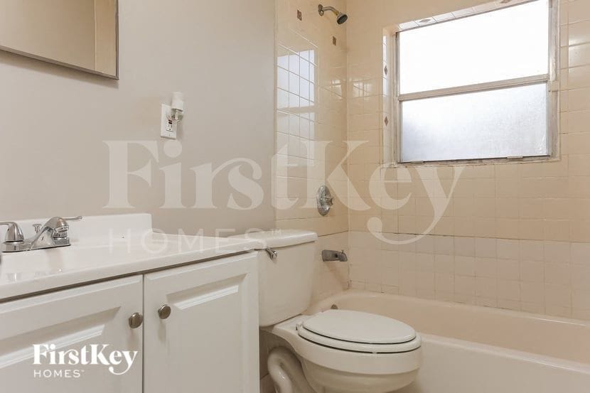 Building Photo - 1425 NE 29th St