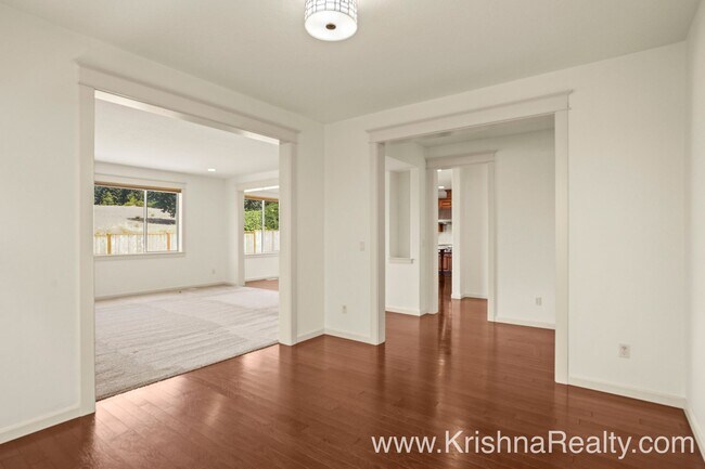 Building Photo - Stunning 4 BD* 2.5 BA* Single Family Home ...