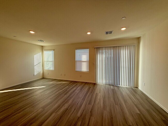 Building Photo - New Townhome for Rent in the Highly Desirable Southwest Area!