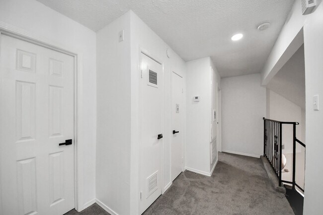 Building Photo - 8631 Valley Ledge Dr