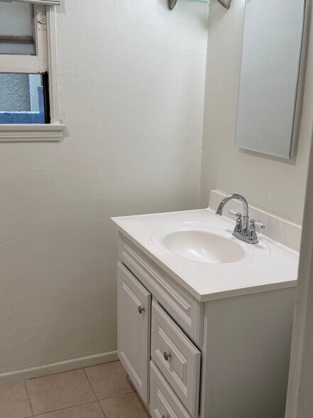 Building Photo - 10907 Camarillo St