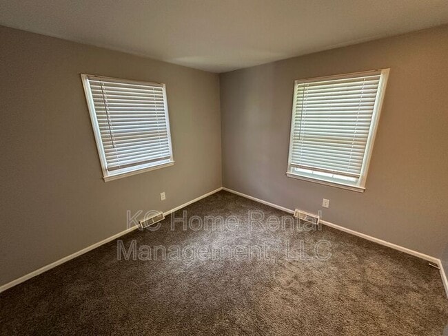 Building Photo - 209 NW Highland Ln