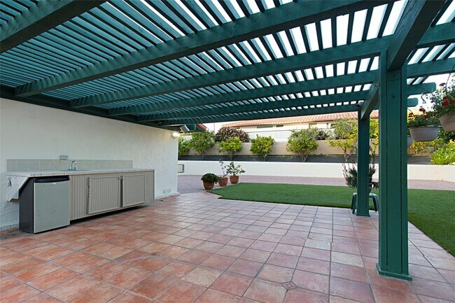 Building Photo - 232 S La Esperanza