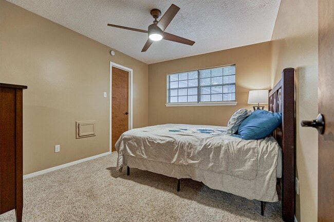 Building Photo - 660 Hillcrest Dr