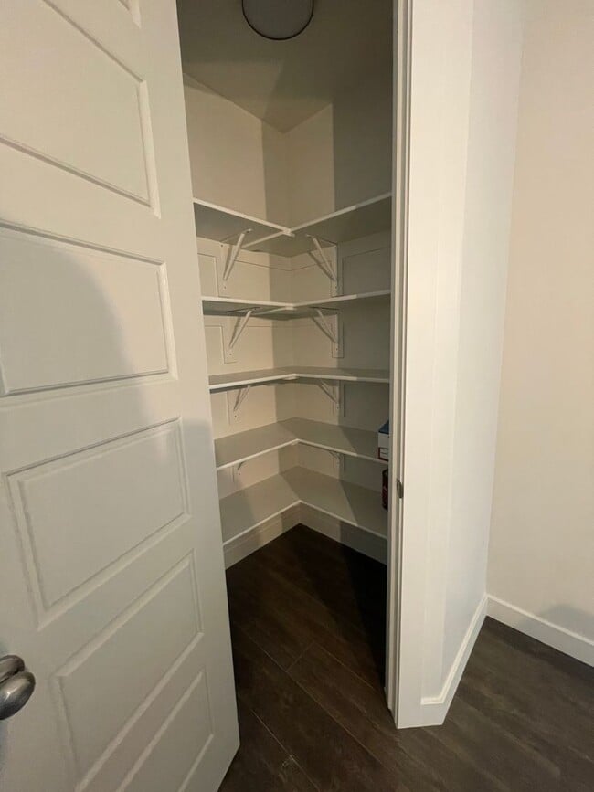 Building Photo - Modern home!