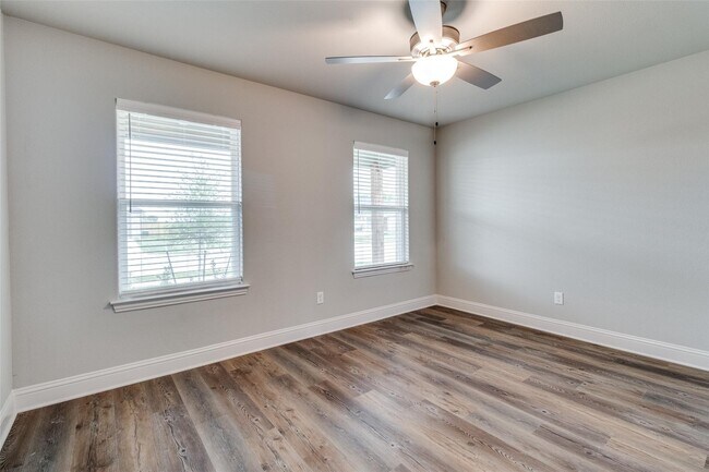 Building Photo - 2802 Clover Dr