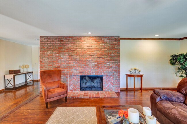 Building Photo - 5-Bedroom Home in Desirable Friendly Hills...