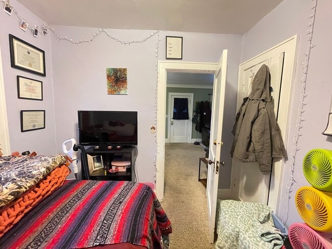 Building Photo - AVAILABLE JUNE 1st - 2 Bed 1 Bath Near Campus