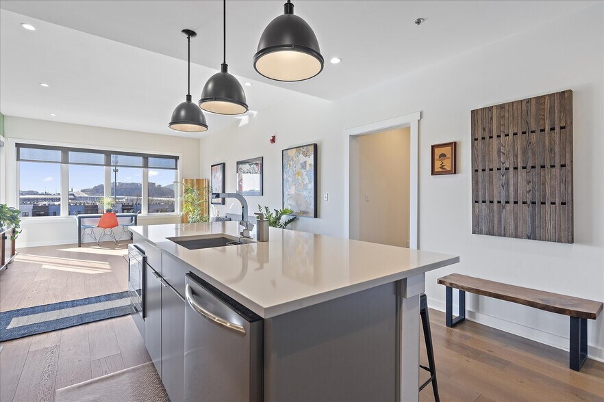 Building Photo - 411 Fairpoint St