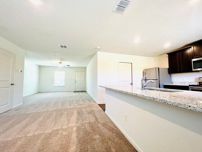 Building Photo - Gorgeous 3 bedroom | 2.5 bath home in great location!