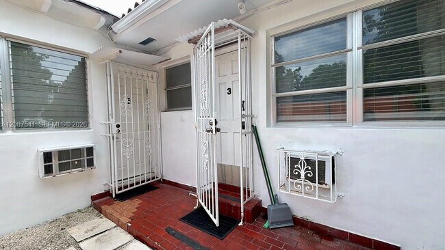 Building Photo - 975 SW 10th St