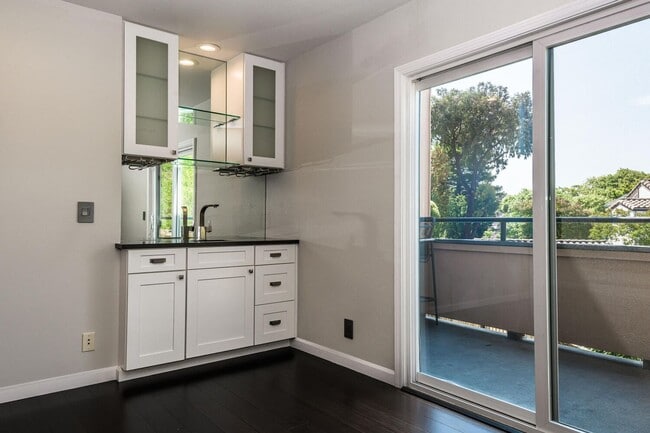 Building Photo - EPIC REA:End-Unit & Top 2 Floor (Penthouse...